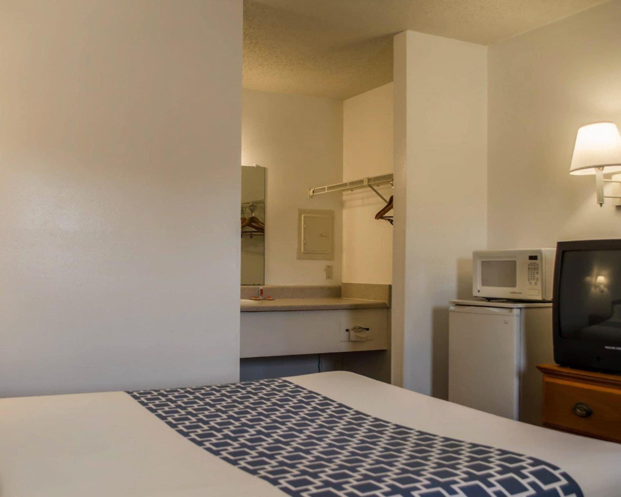 Econo Lodge Кристъл Ривър Екстериор снимка