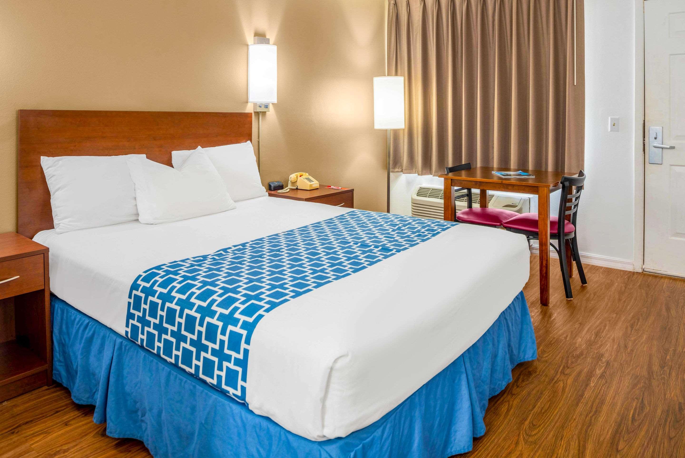 Econo Lodge Кристъл Ривър Екстериор снимка