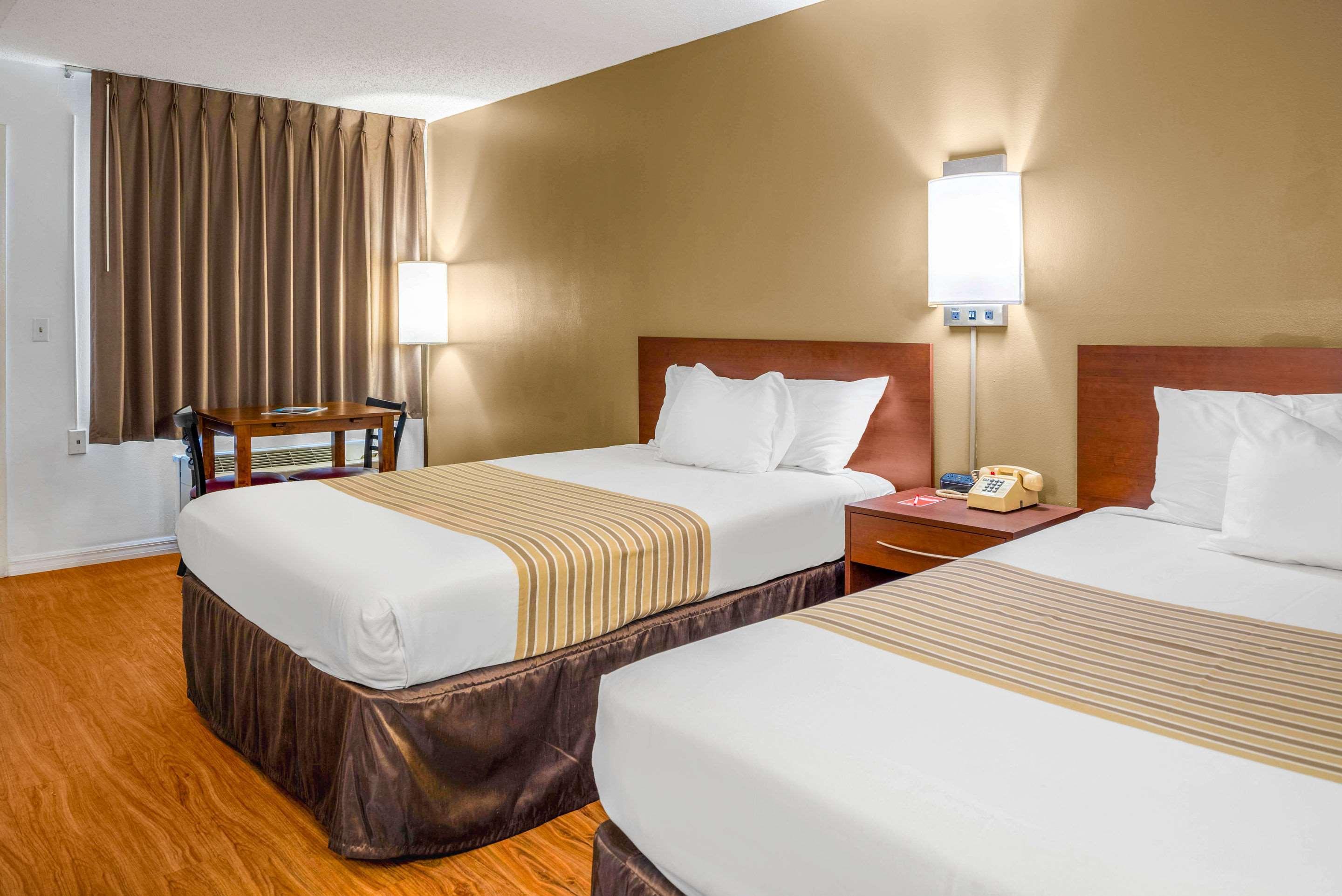 Econo Lodge Кристъл Ривър Екстериор снимка