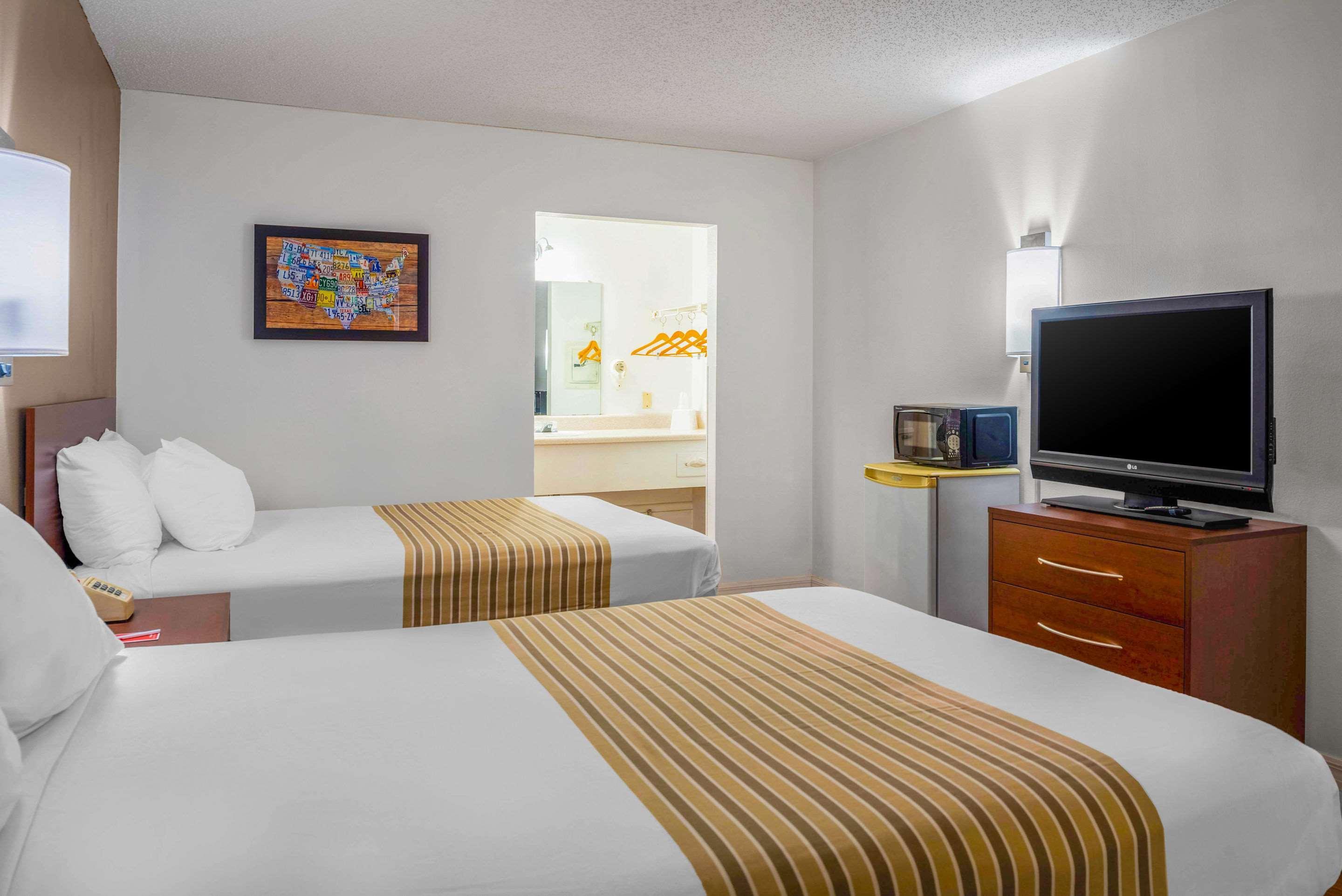 Econo Lodge Кристъл Ривър Екстериор снимка