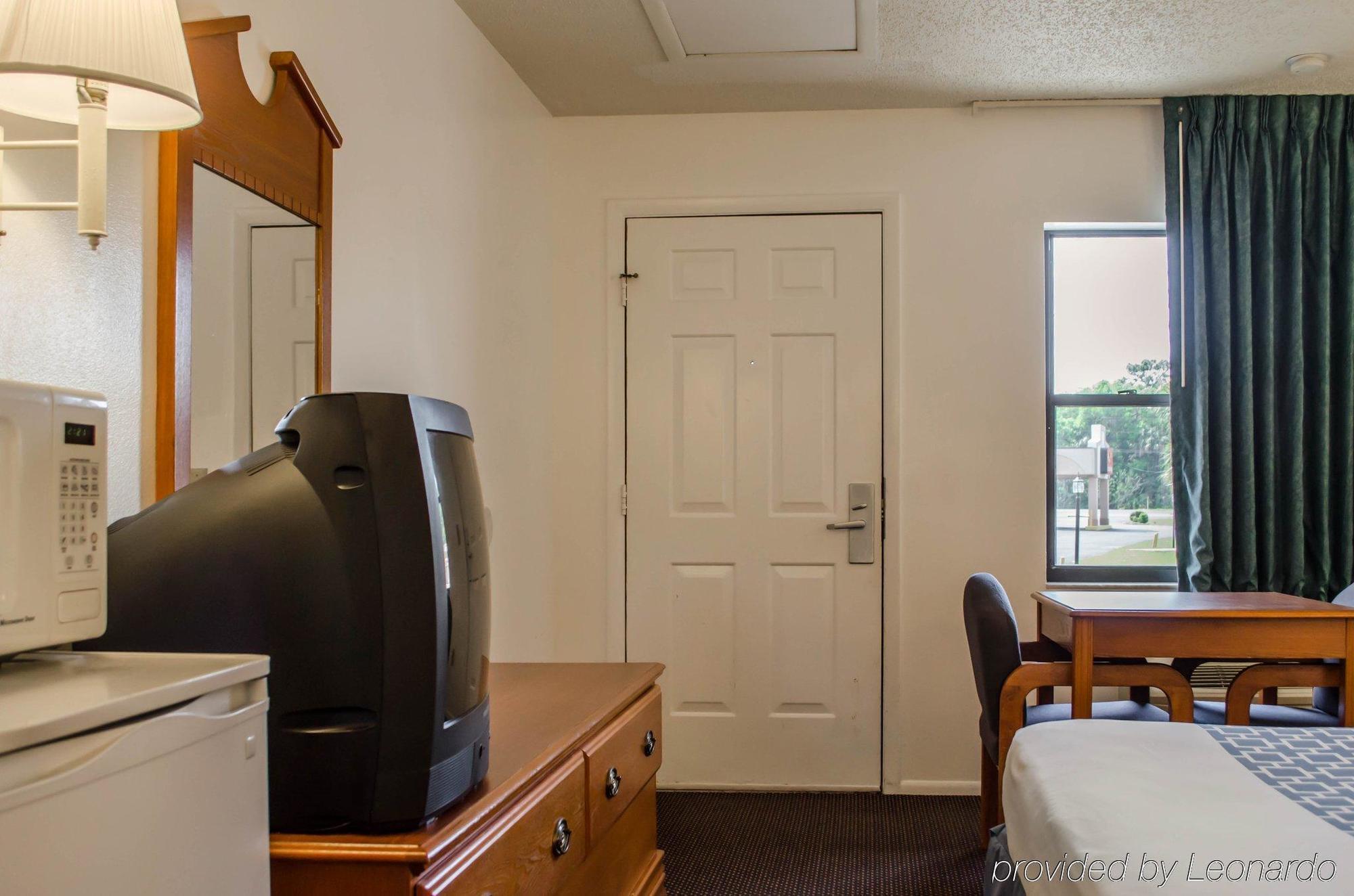 Econo Lodge Кристъл Ривър Екстериор снимка